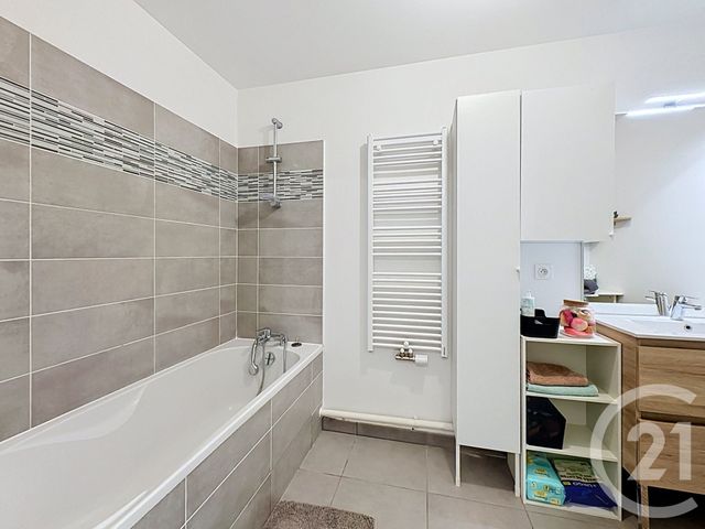 Appartement F3 à vendre - 3 pièces - 60.0 m2 - ST PRIEST - 69 - RHONE-ALPES - Century 21 Hestia Ldi