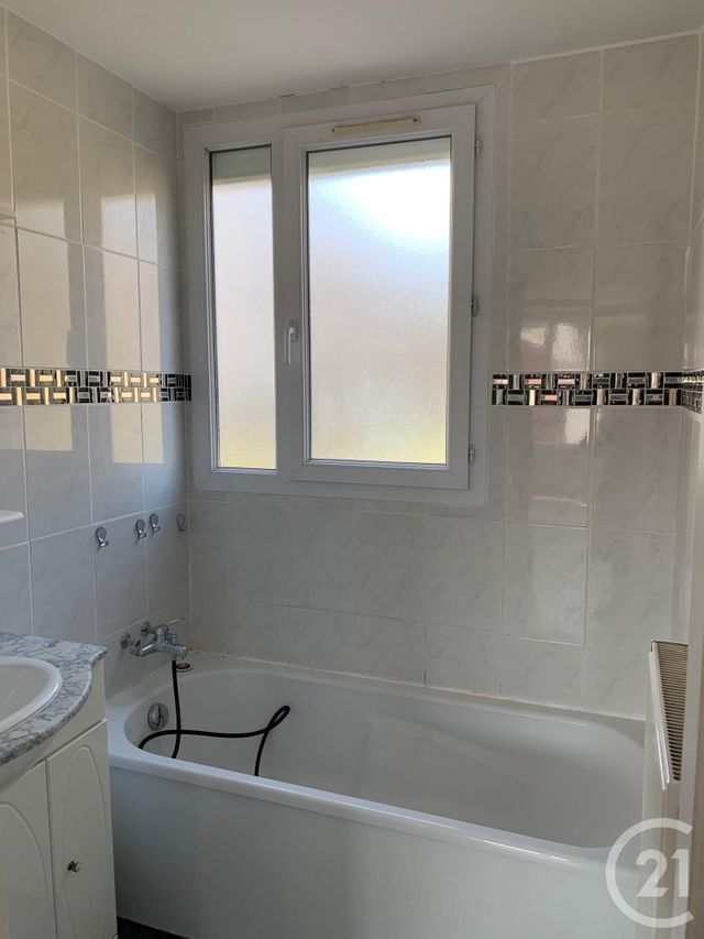 Appartement T4 à louer - 4 pièces - 65.4 m2 - CORBAS - 69 - RHONE-ALPES - Century 21 Hestia Ldi