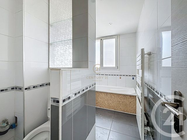 Appartement T4 à louer - 4 pièces - 64.35 m2 - CORBAS - 69 - RHONE-ALPES - Century 21 Hestia Ldi