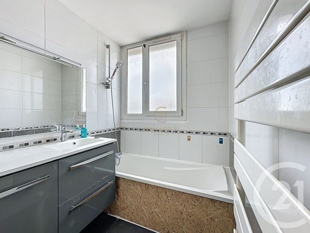 Appartement T4 à louer - 4 pièces - 64.35 m2 - CORBAS - 69 - RHONE-ALPES - Century 21 Hestia Ldi