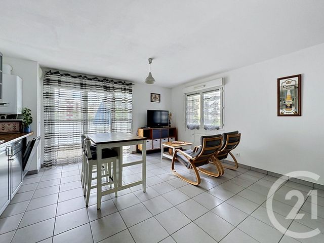 Appartement F2 à vendre - 2 pièces - 42.0 m2 - ST PRIEST - 69 - RHONE-ALPES - Century 21 Hestia Ldi