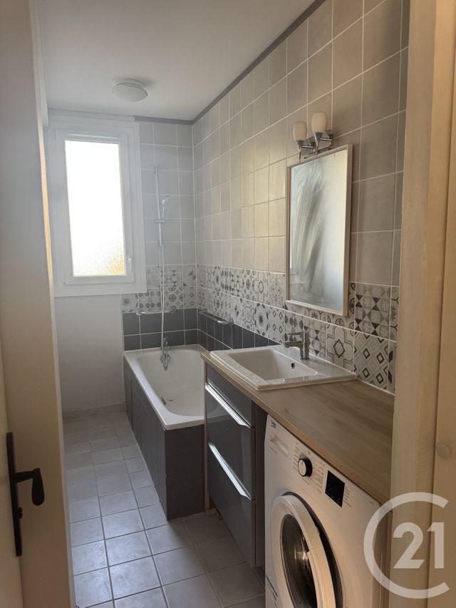 Appartement T3 à louer - 2 pièces - 60.07 m2 - ST PRIEST - 69 - RHONE-ALPES - Century 21 Hestia Ldi