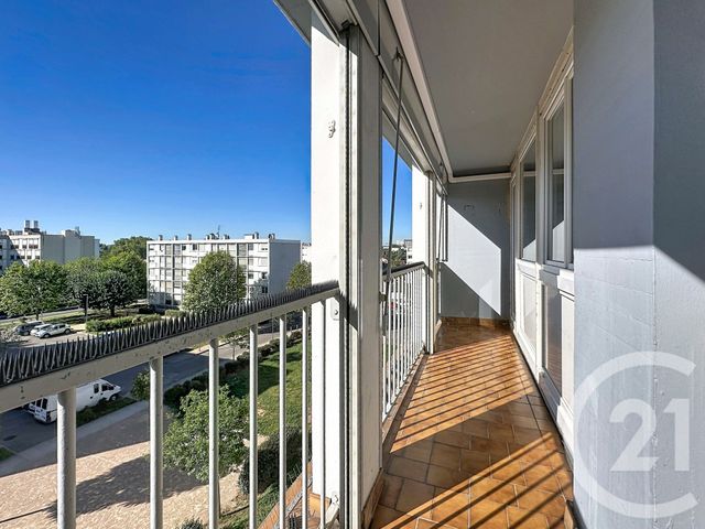 Appartement T3 à louer - 3 pièces - 64.12 m2 - VENISSIEUX - 69 - RHONE-ALPES - Century 21 Hestia Ldi