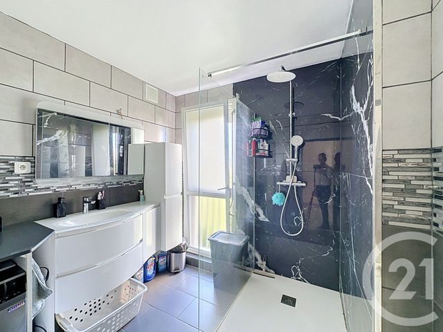 Appartement à vendre - 4 pièces - 76.18 m2 - ST FONS - 69 - RHONE-ALPES - Century 21 Hestia Ldi