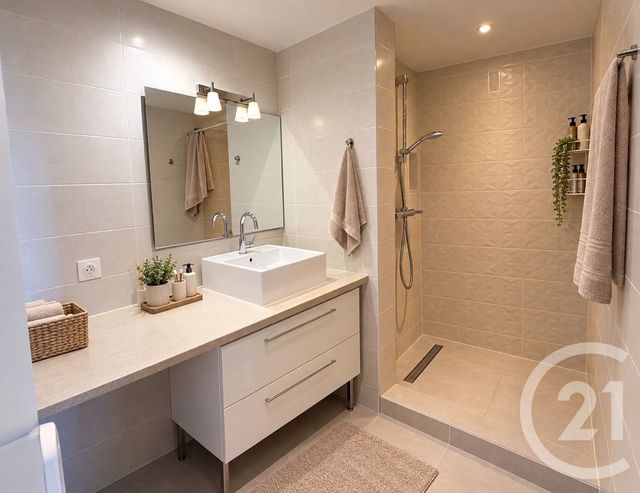 Appartement T4 à louer - 4 pièces - 73.61 m2 - BRON - 69 - RHONE-ALPES - Century 21 Hestia Ldi